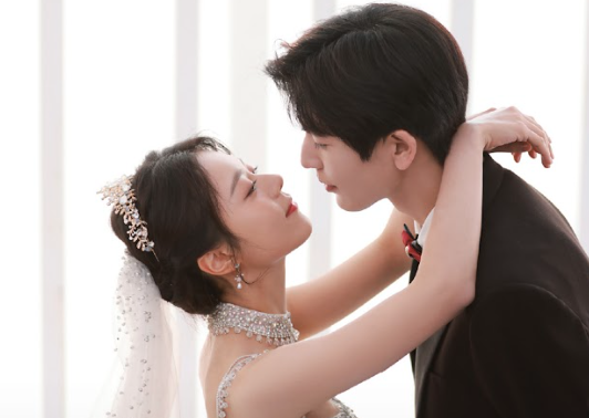 從校服走到婚紗!張凌赫、趙今麥二搭《櫻桃琥珀》大談15年青春戀曲
