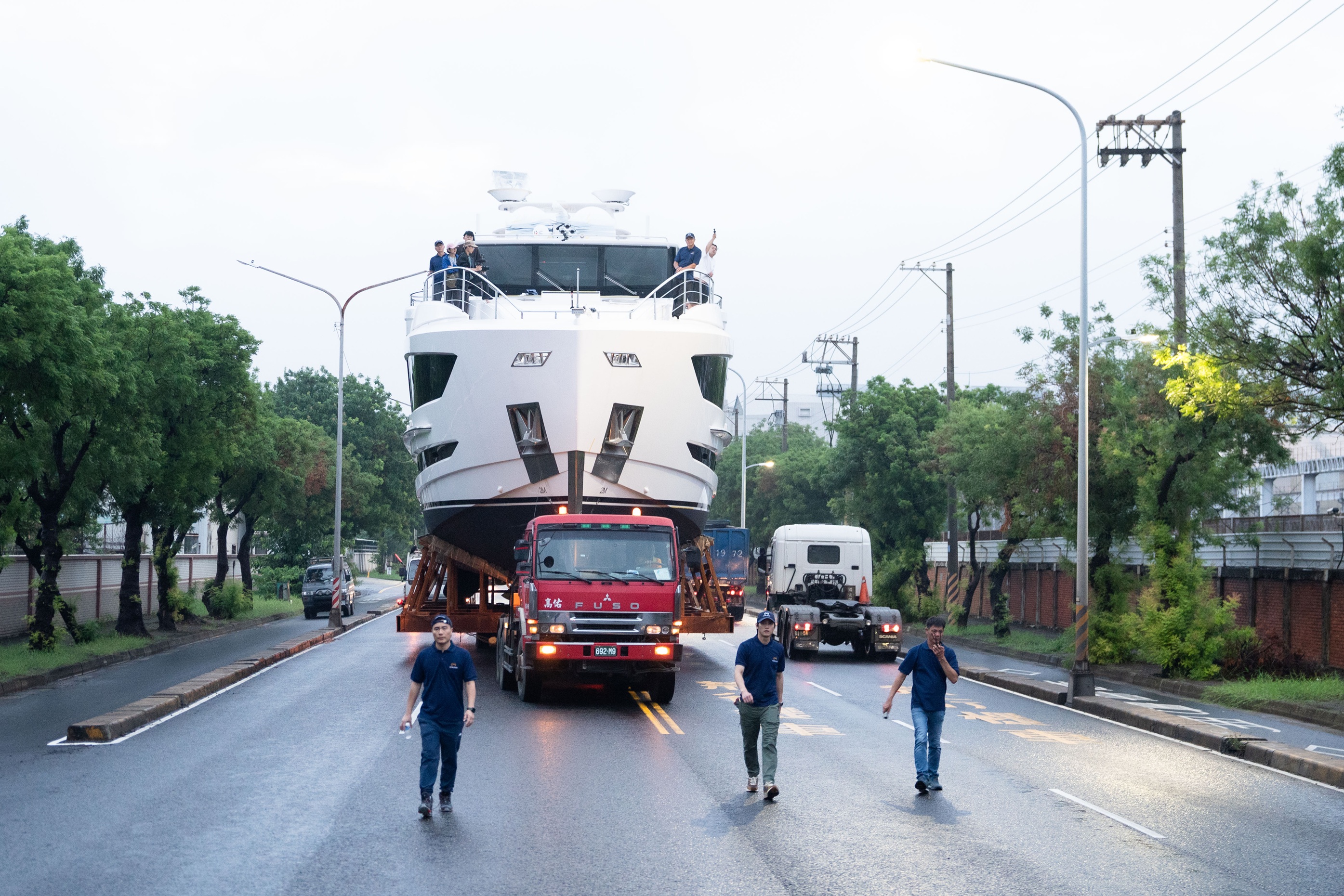 《歐吉桑騎士》7層樓高遊艇「陸上行舟」畫面震撼 李銘忠：好像末日電影！