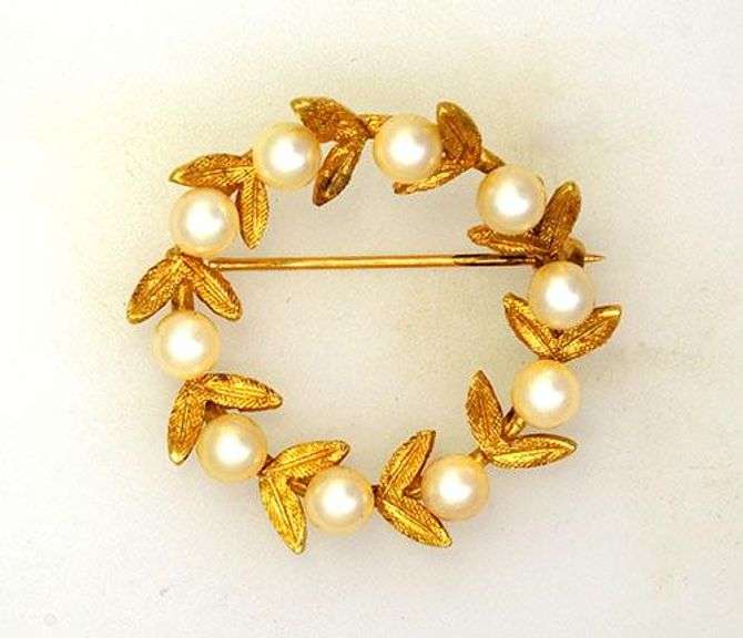 Pearl Wreath Pin in Gold