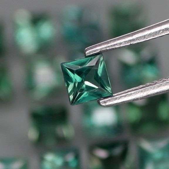 Multi-hue! 3.33ct natural blue green Sapphire set