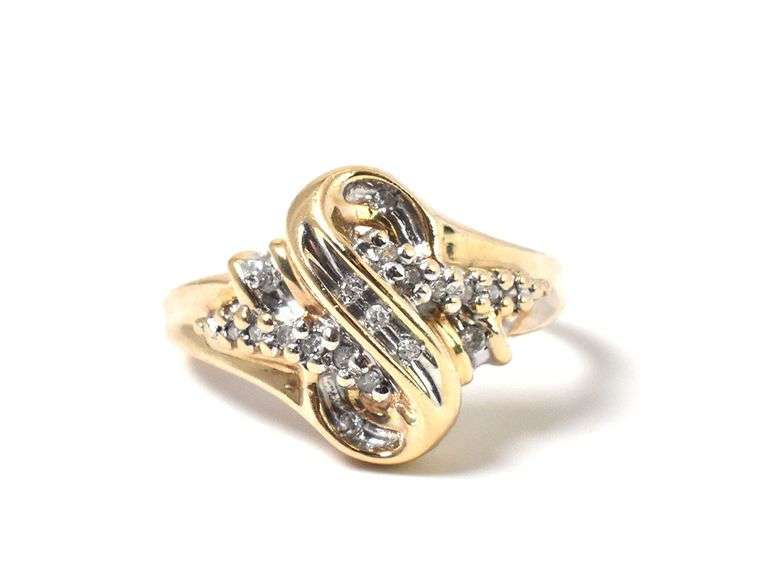 Lovely 10k Yellow Gold Diamond Ring