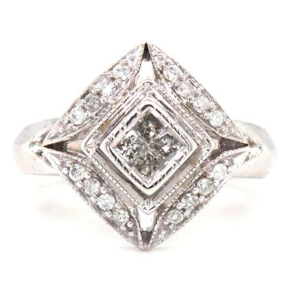 14kt White gold diamond ring