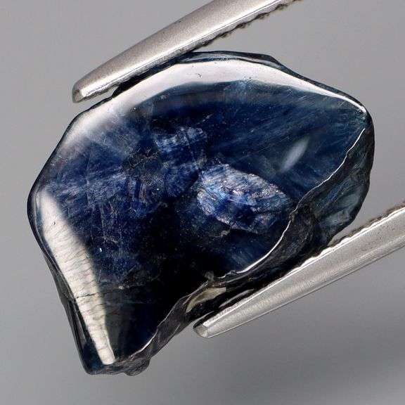 Look at this amazing 7.28ct unshaped Sapphire!
