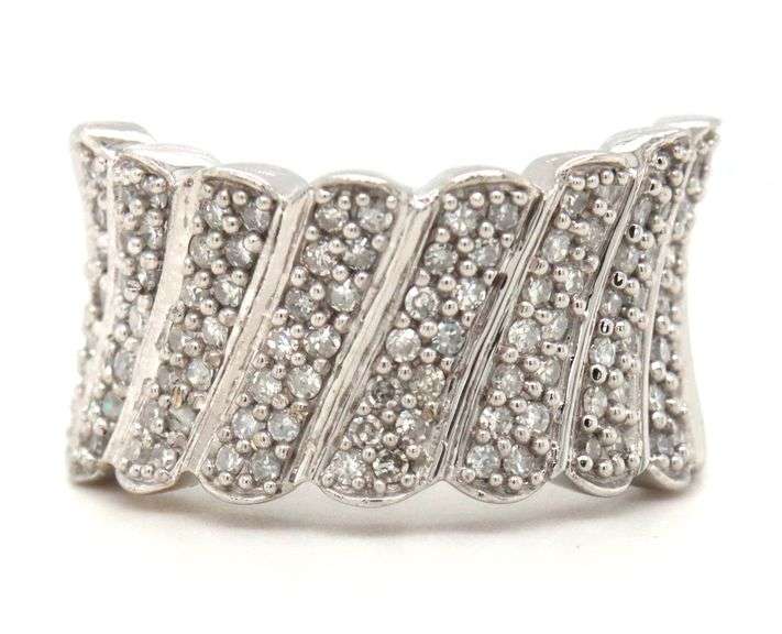 14kt White gold 1.12ctw round brilliant cut diamond ring