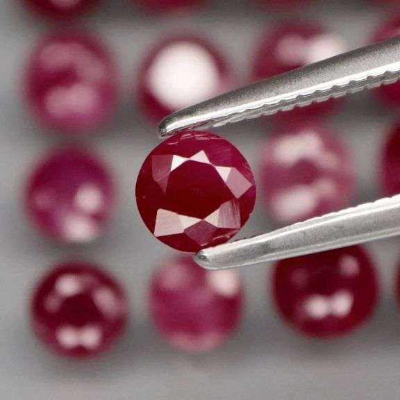 Lovely color in this heavy 4.65ct violet red Ruby set!!!