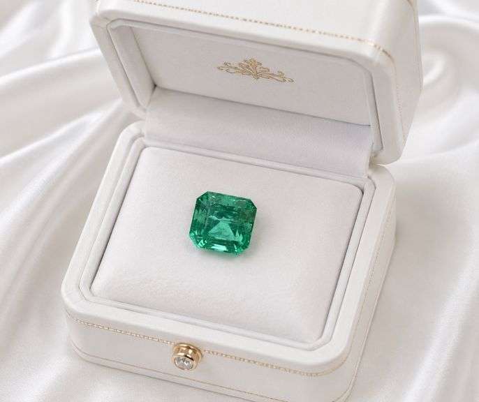 CERTIFIED 0.87 CARAT NATURAL GREEN EMERALD