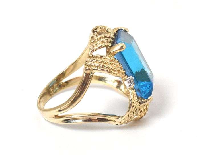 Beautiful 14K Yellow Gold London Blue Topaz Gemstone Ring with Diamond Accents