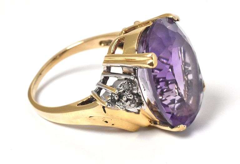 Beautiful 14k Yellow Gold Amethyst Gemstone Ring with Diamond Accents