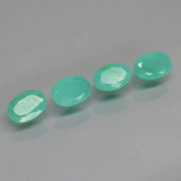 Oval cut and bright green! 1.79ct Colombian Emerald set!