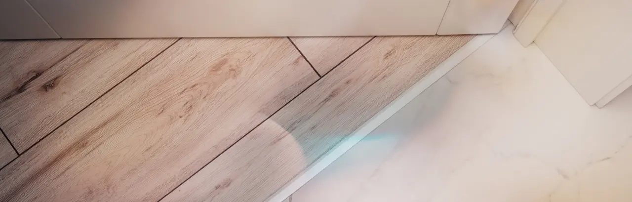 Aluminum threshold between ceramic tiles and parquet