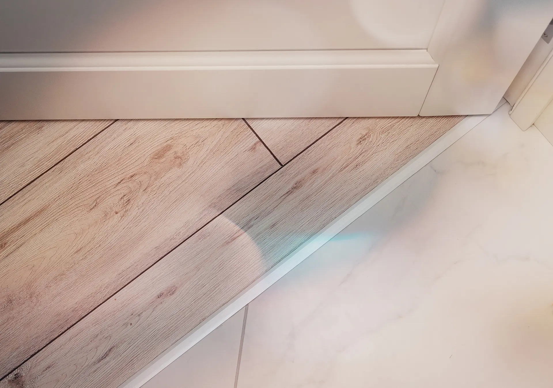 Aluminum threshold between ceramic tiles and parquet