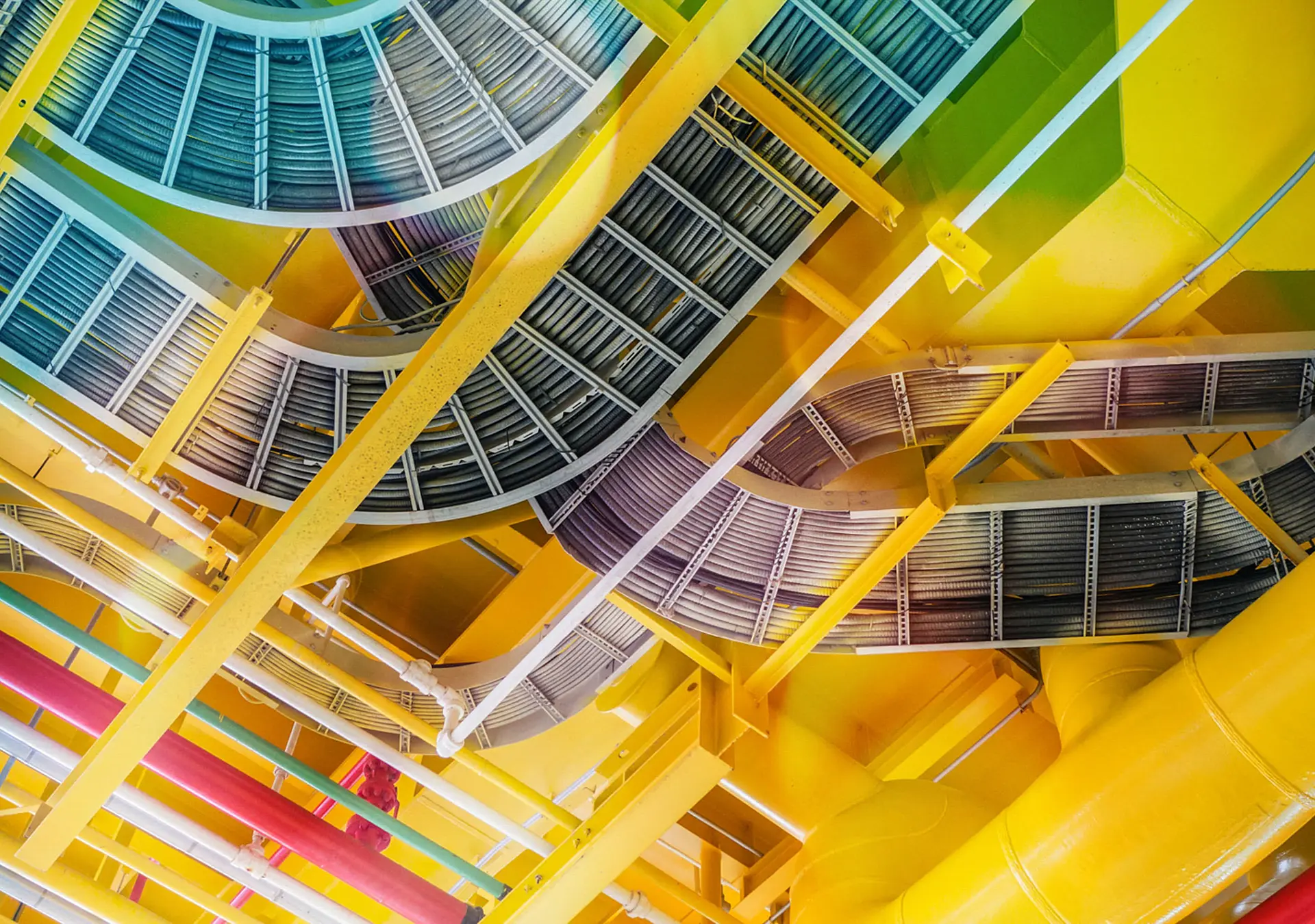 Cable tray and piping construction on site