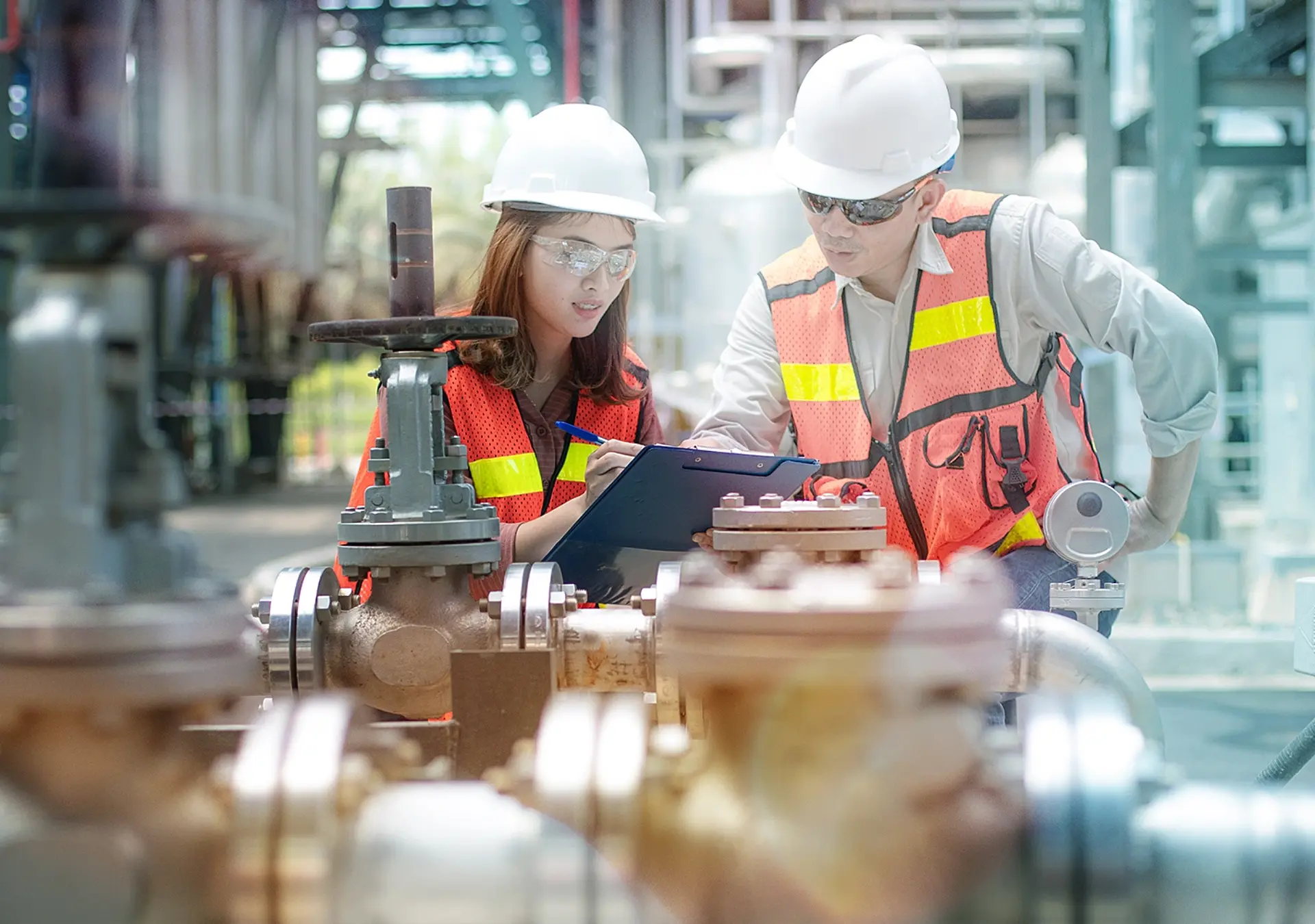 two engineer provide safety inspection as team work to ensure process problem can be solved properly
