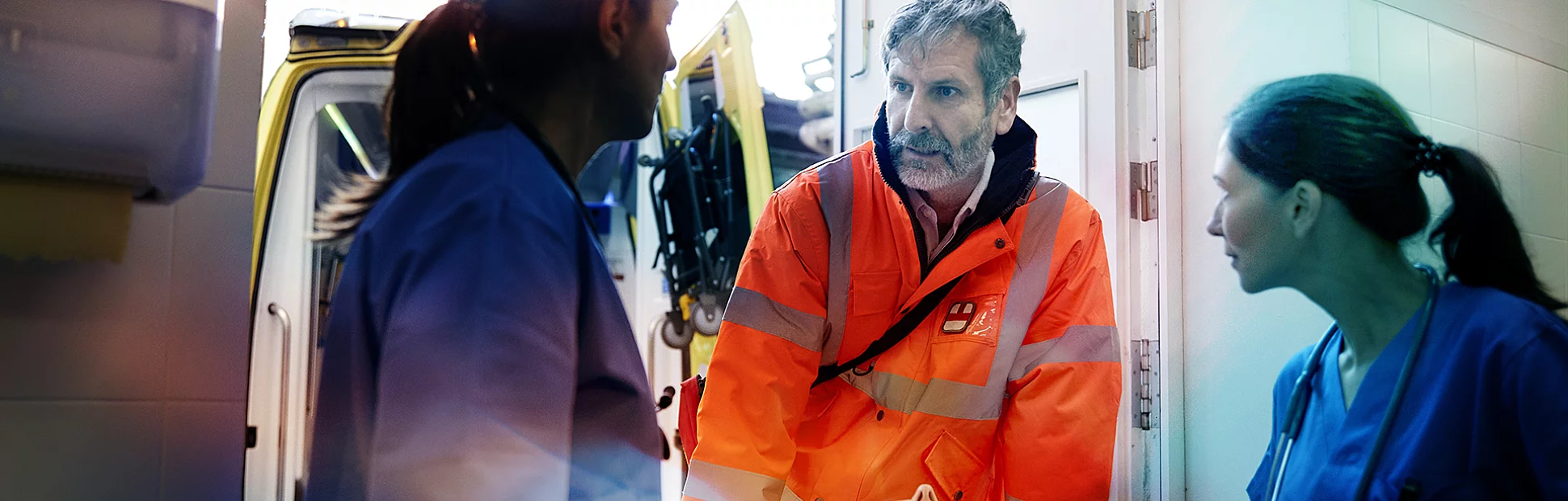 Emergency medic is briefing the nurses on the patient's condition upon arrival to the hospital
