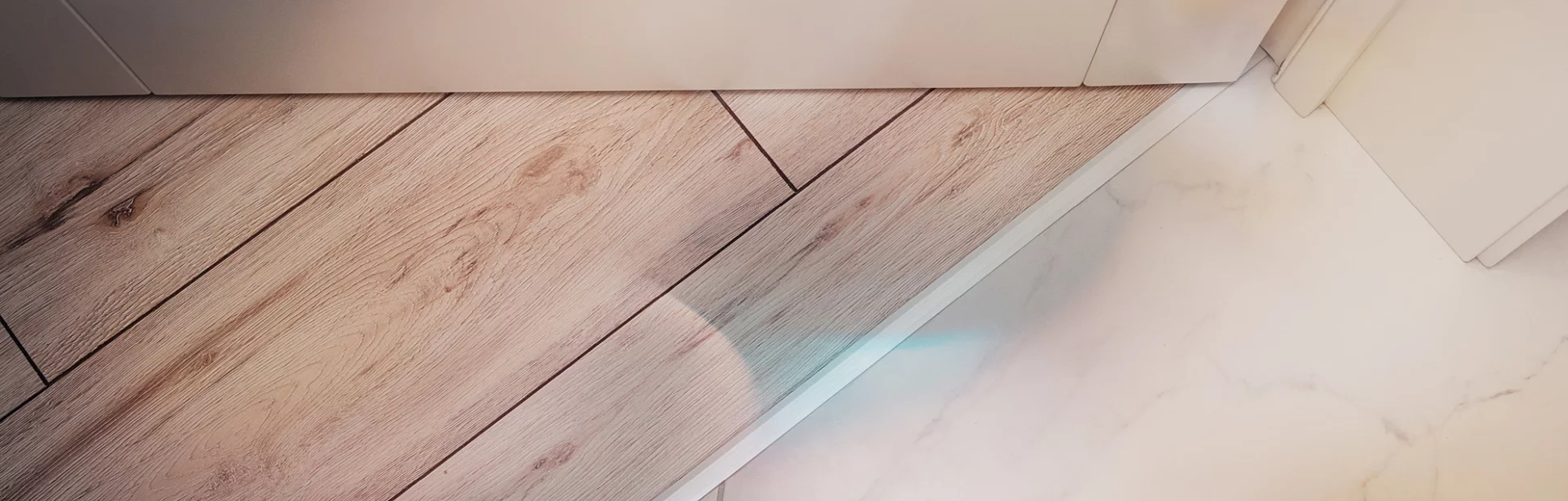 Aluminum threshold between ceramic tiles and parquet