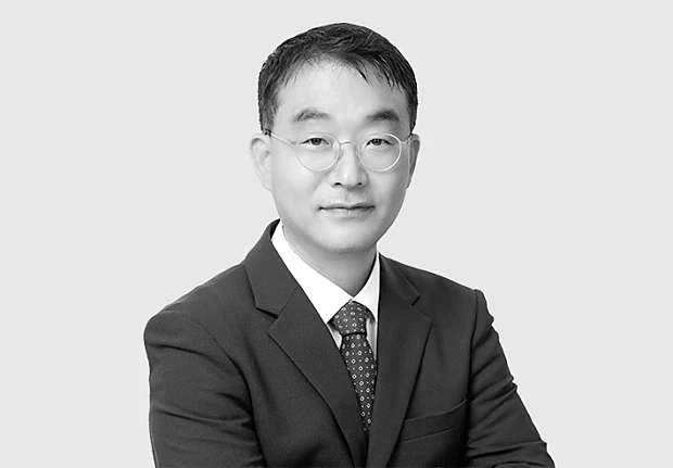 A headshot image of Kukhee Han