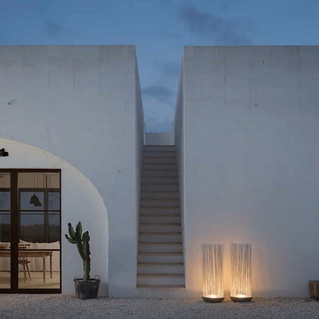 Don_t-touch-outdoor-floor-lamp3.png