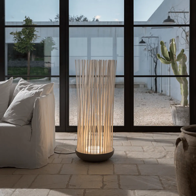 Don_t-touch-outdoor-floor-lamp2.png
