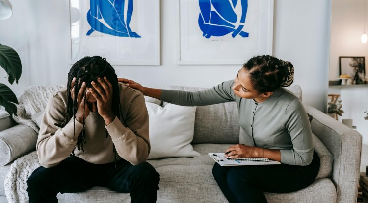 Body Language of Unhappy Married Couples - 8 Cues