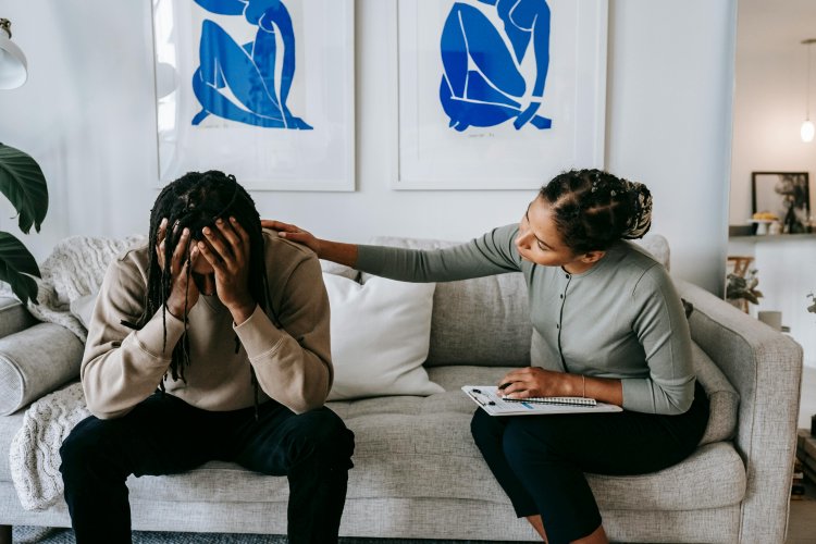 Body Language of Unhappy Married Couples - 8 Cues