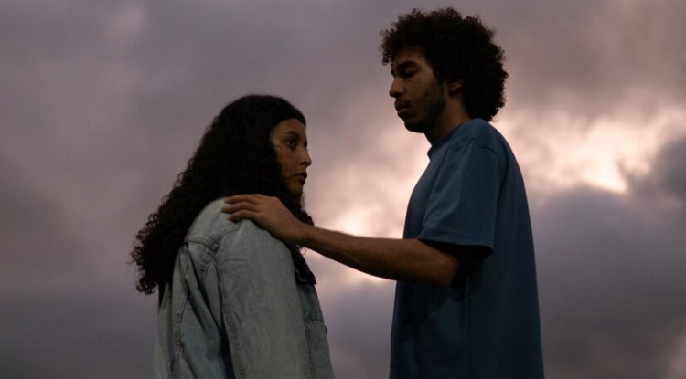 13 Signs Your Ex Still Loves You But Is Scared