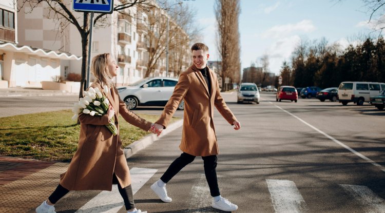 11 Visible Body Language Signs to Tell If a Man Loves You