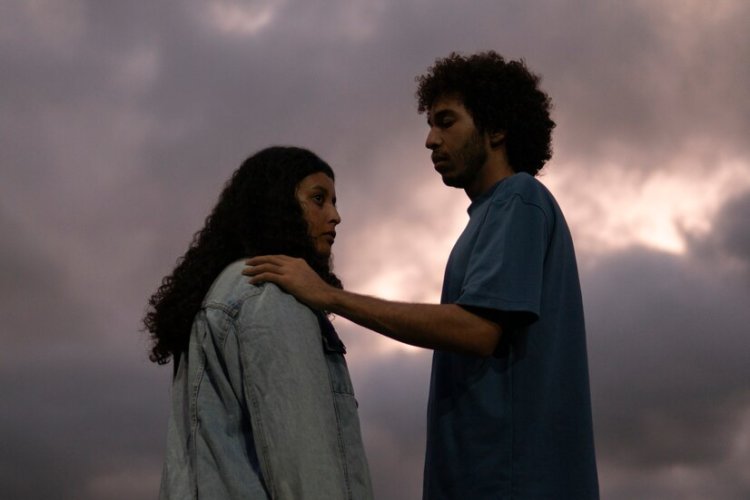 13 Signs Your Ex Still Loves You But Is Scared