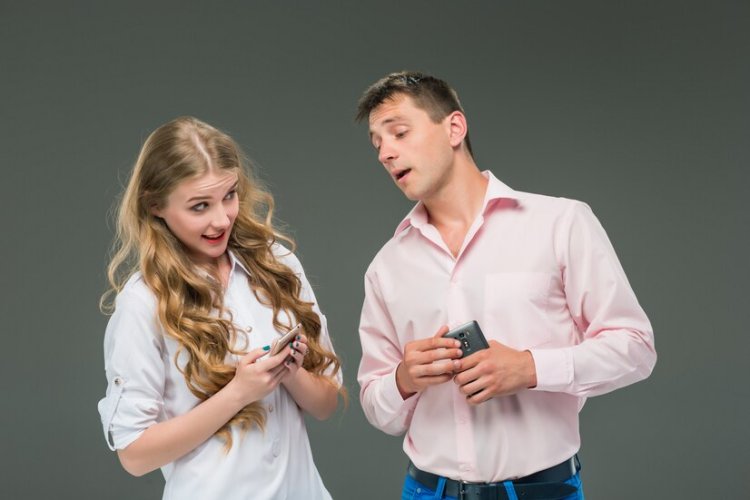13 Clear Sign of How To Know If A Guy Likes You Via Text