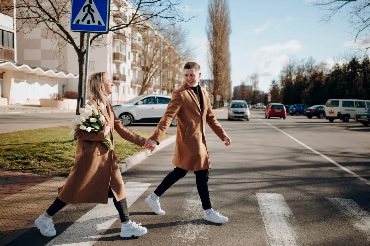 11 Visible Body Language Signs to Tell If a Man Loves You