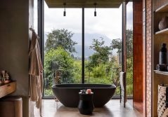 Kwitonda Lodge bath view