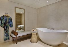 B Panorama Suite bathroom