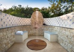 B outdoor shower in casinha