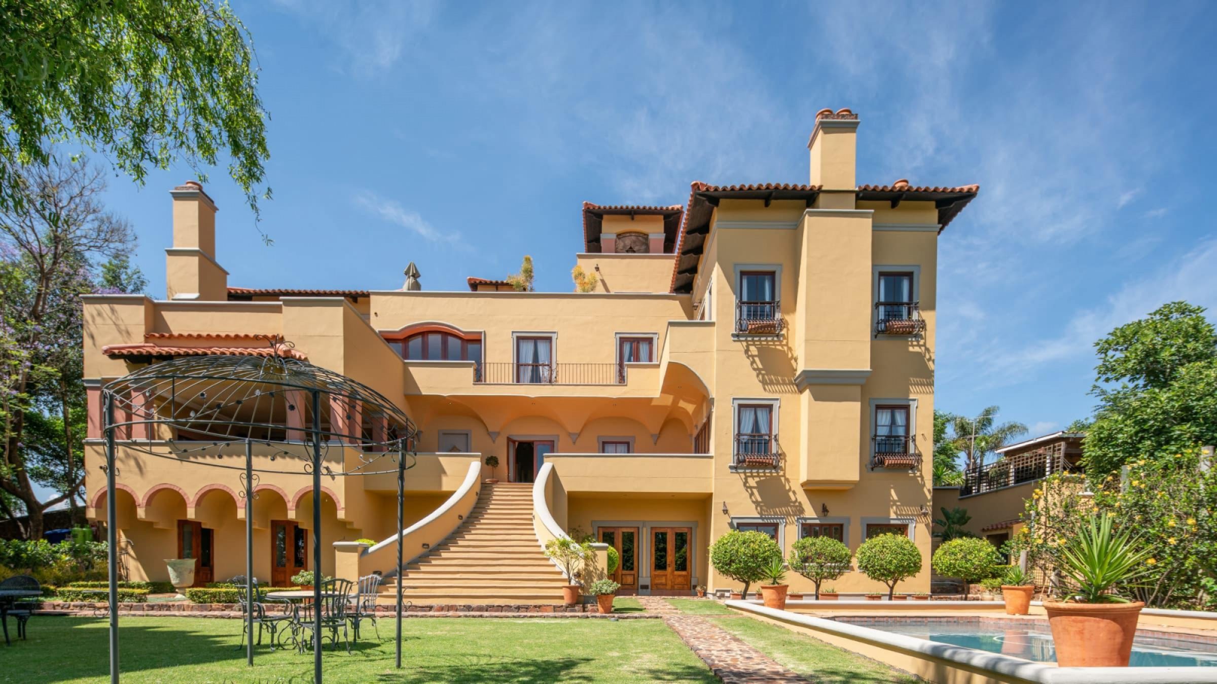 H castello di monte exterior