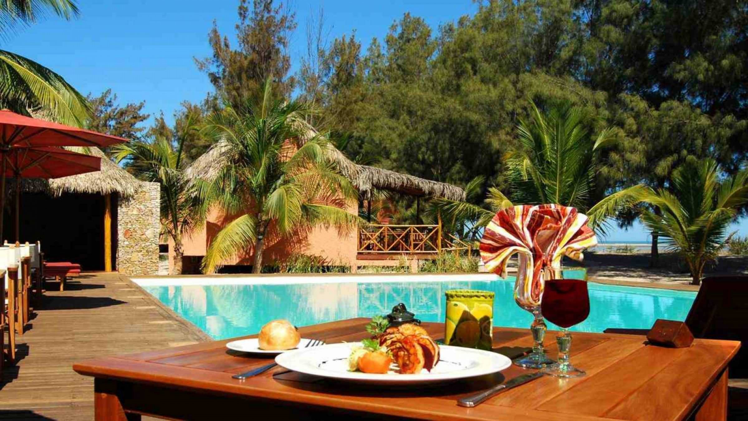 H lunch by the pool
