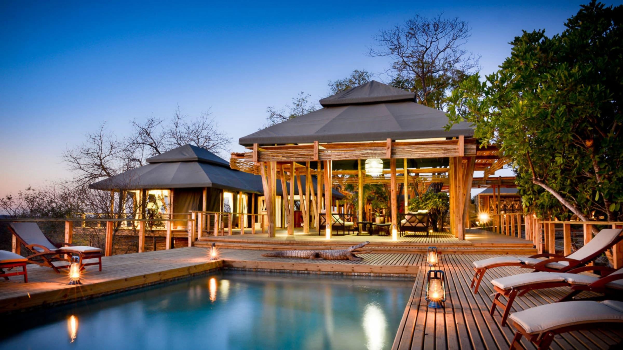 H pool and exterior view of the lodge
