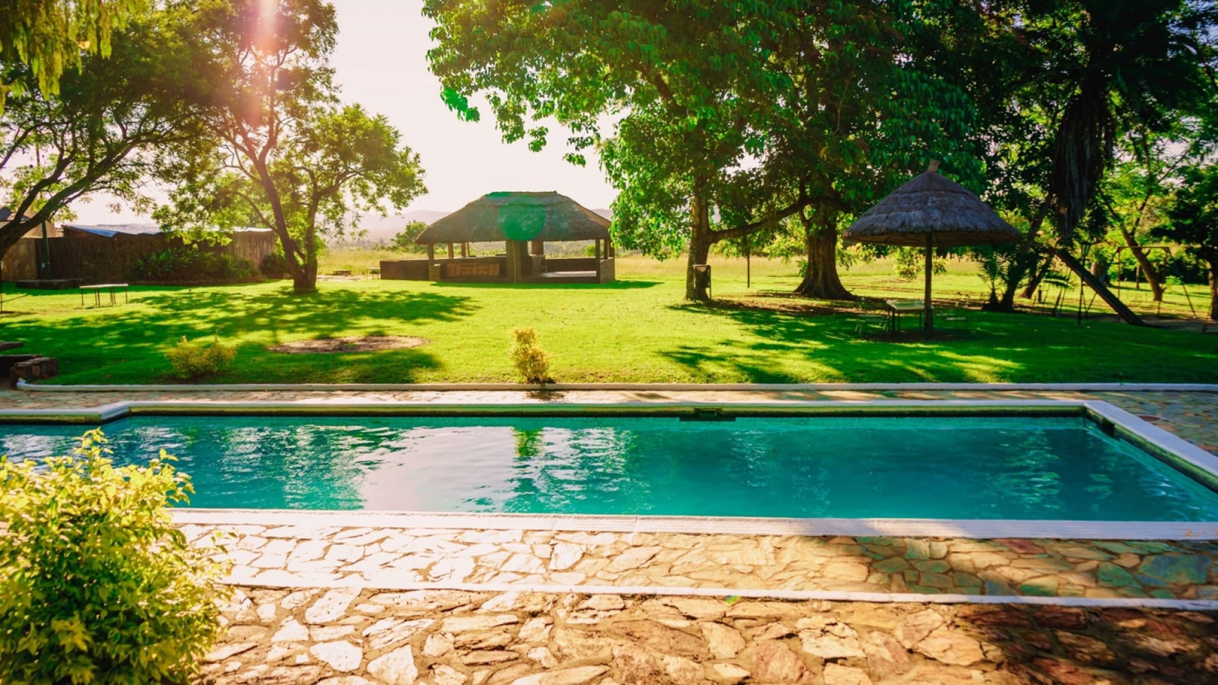H swimming pool and gardens