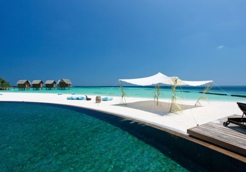 Constance moofushi resort swimming pool by the beach 1280