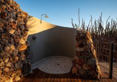 Anderssons at ongava outdoor shower 1280