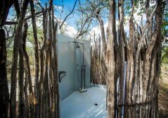 Villa mushara outdoor shower 1280
