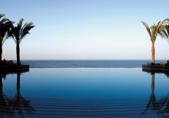 Al husn at shangri la barr al jissah resort and spa infinity pool 1280