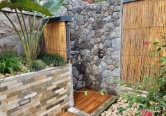 The retreat outdoor shower 1280