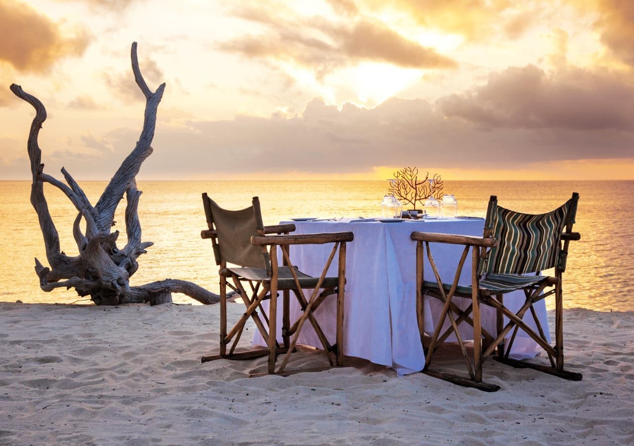 Cosmoledo atoll private dining on the beach 1280