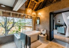 Thornybush game lodge standard suite bathroom 1280