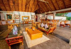 Wildwaters lodge lounge and bar area 1280