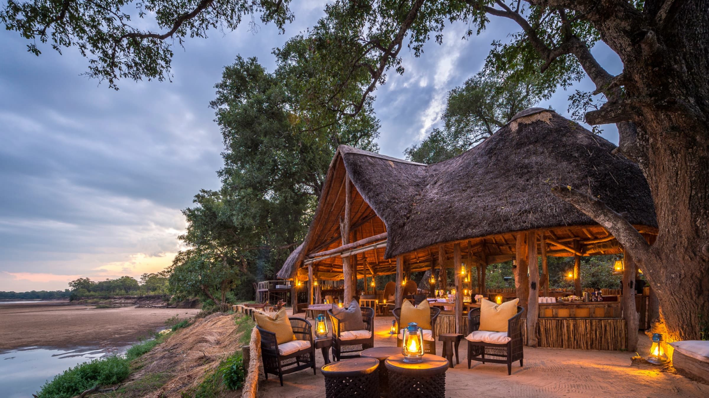 Chamilandu bushcamp verandah and lounge area 2400