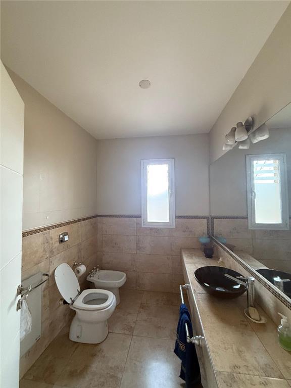 CASA 5 AMBIENTES PISCINA SUITE COCHERA DOBLE BARRIO LOS FRESNOS - Foto 9