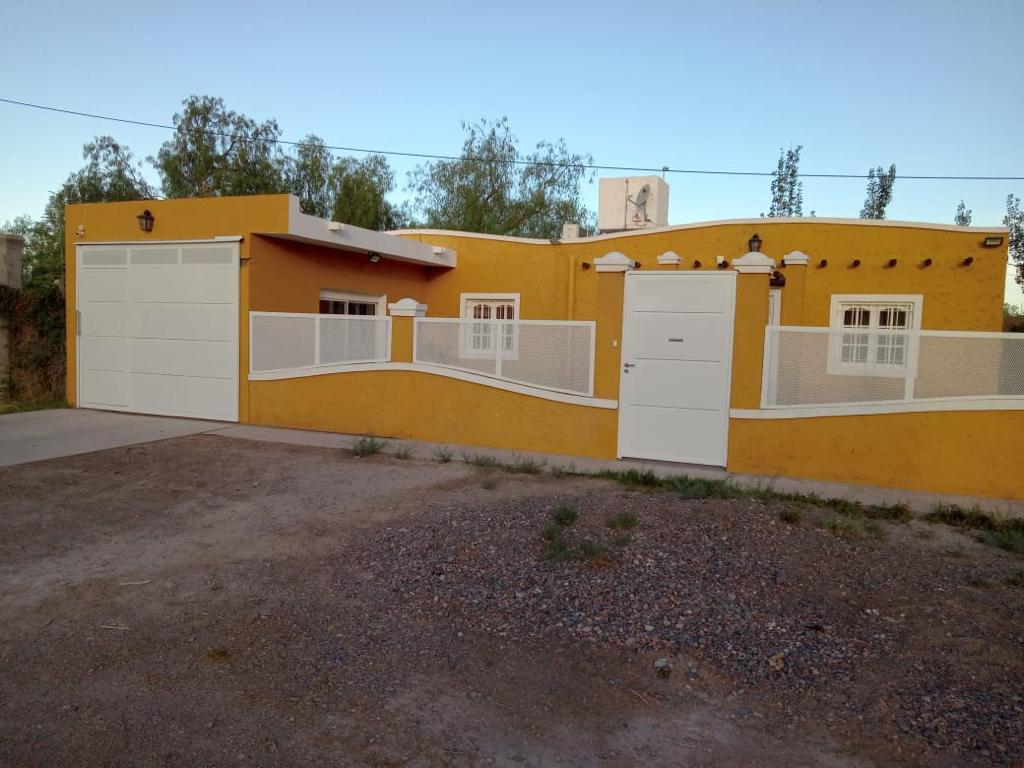 CASA 5 AMBIENTES SALÓN 50 PERSONAS COCHERA TRIPLE QUINCHO ALBARDÓN