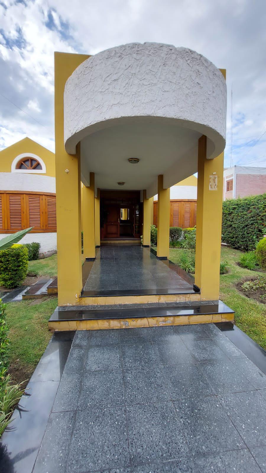 CASA 6 AMBIENTES PISCINA QUINCHO COCHERA DOBLE SANTA LUCÍA