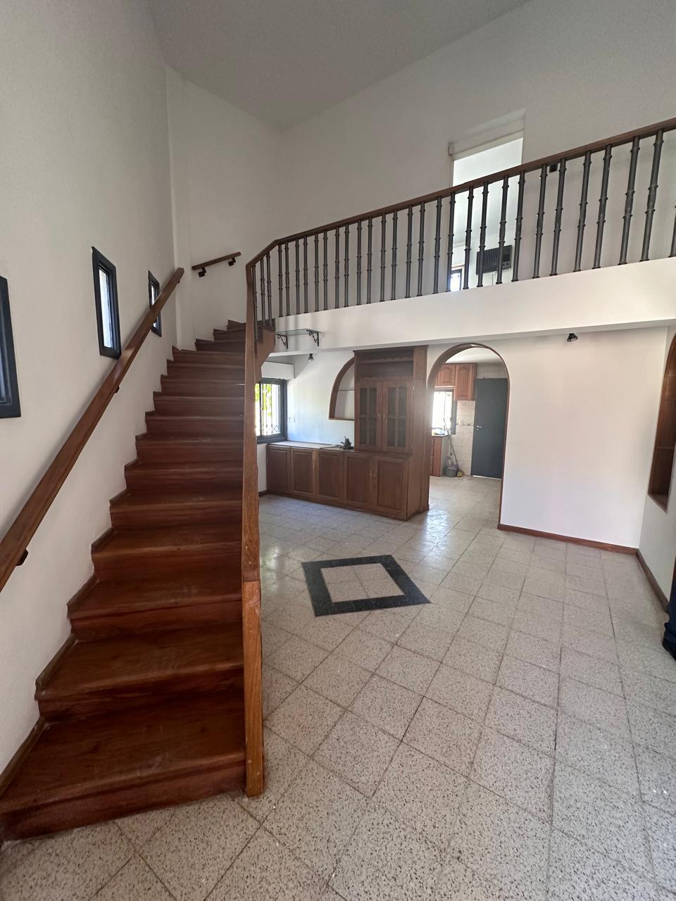 CASA EN VENTA CERCA DEL CENTRO CIVICO, AMBIENTES AMPLIOS - Foto 3