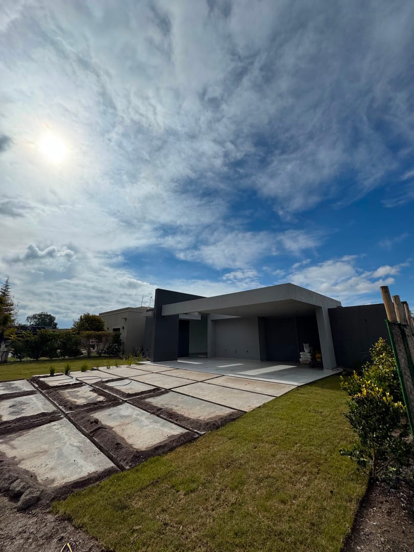 CASA 5 AMBIENTES UNA PLANTA PRIMER NIVEL COCHERA DOBLE COUNTRY EL CEIBO